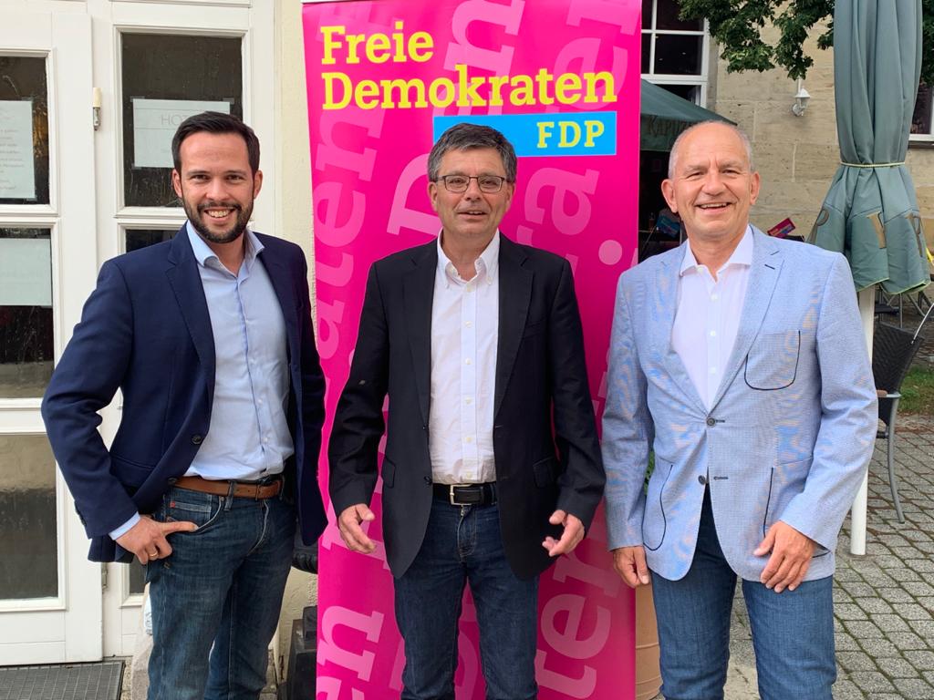 Wahlkampfauftakt der FDP im Landkreis Erlangen-Höchstadt: (von links) Martin Hagen, Fraktionsvorsitzender der FDP im Bayerischen Landtag und Ralf Schwab, Bundestagskandidat zu Gast bei Alexander Kotschi in Eschenau.