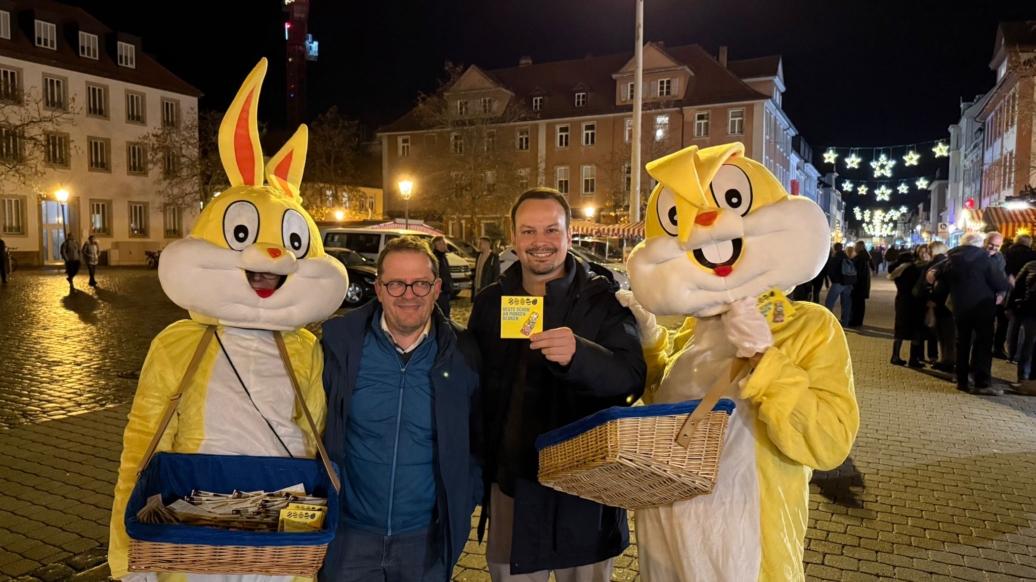 Gelbe Osterhasen auf dem Erlanger Weihnachtsmarkt