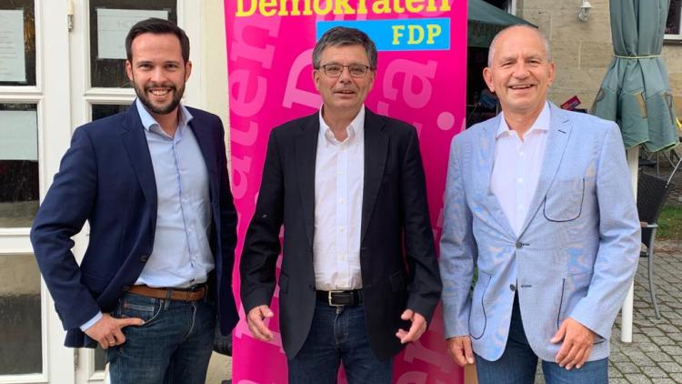Wahlkampfauftakt der FDP im Landkreis Erlangen-Höchstadt: (von links) Martin Hagen, Fraktionsvorsitzender der FDP im Bayerischen Landtag und Ralf Schwab, Bundestagskandidat zu Gast bei Alexander Kotschi in Eschenau.